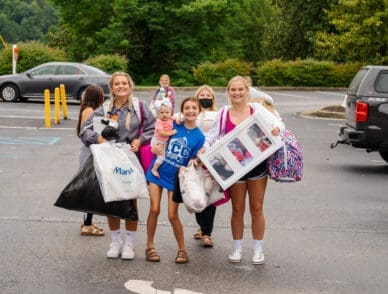 freshmen moving in during fall semester move in