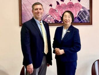 蝴蝶直播 President Burton Webb (left) pictured with President Yuko Takahashi (right) from Tsuda University in Tokyo.